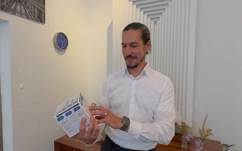 Foto mit Philip Weihs und seinem IT-Ausschreibungswürfel