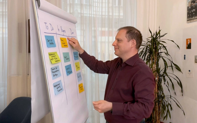Foto von Andreas Madjari am Flipchart